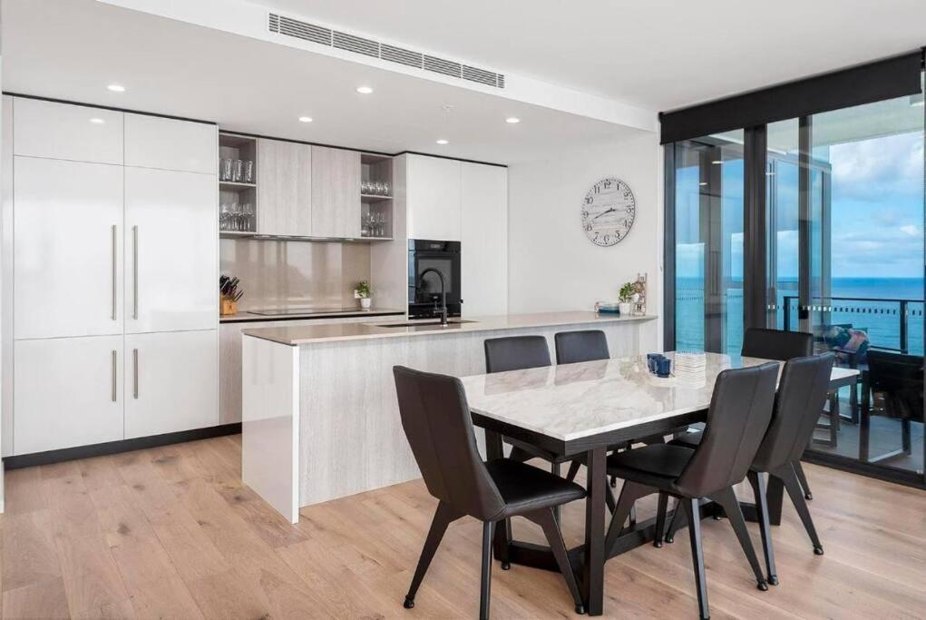 Luxury 3 Bedroom High Floor Ocean View Apartment Gold Coast