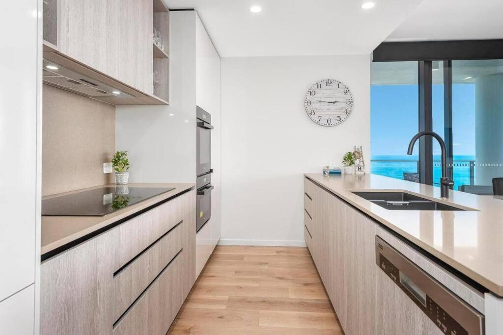 Luxury 3 Bedroom High Floor Ocean View Apartment Gold Coast
